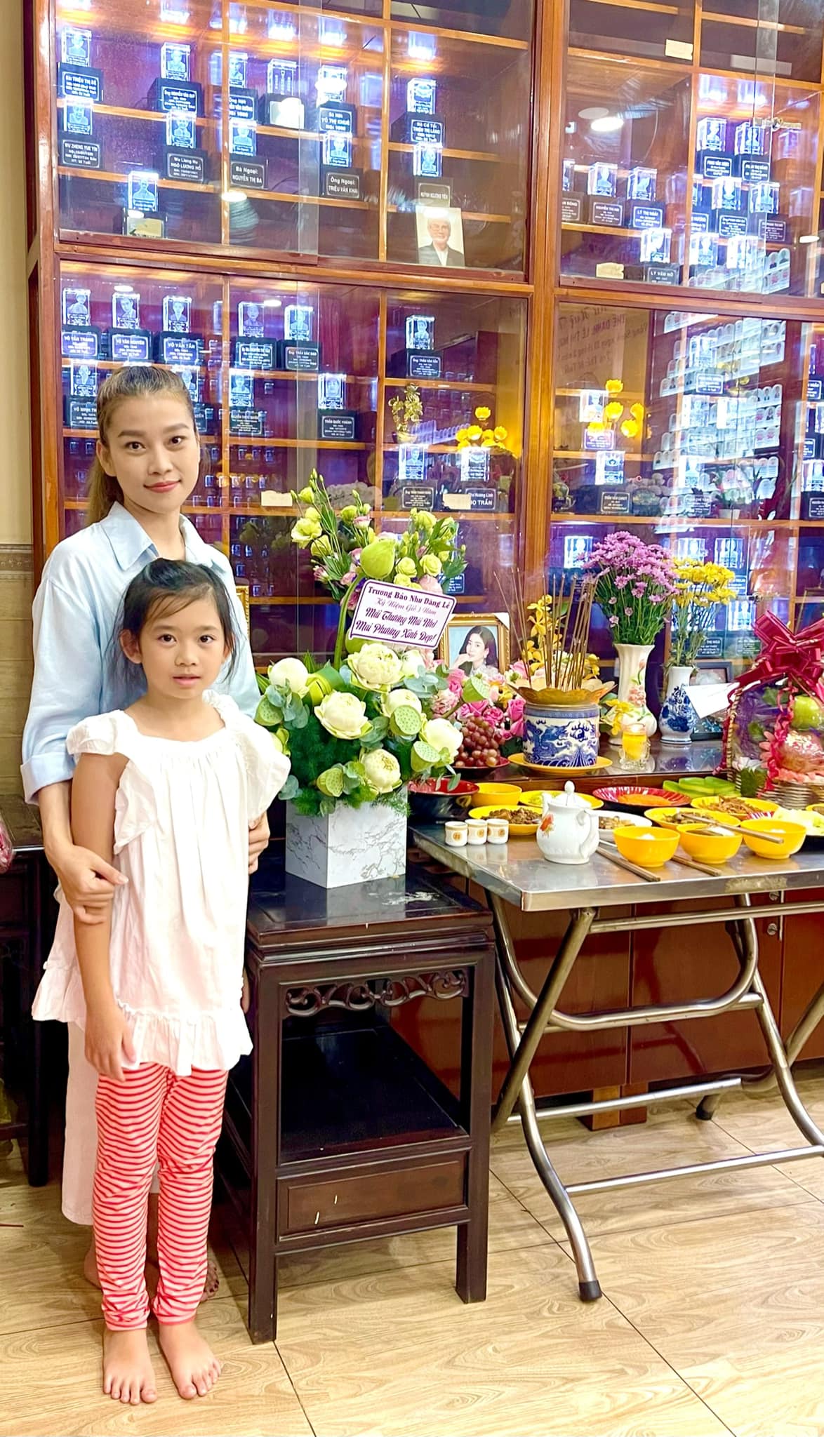 Nghẹn ngào hình ảnh con gái Mai Phương trong ngày giỗ 3 năm của cố diễn viên, bạn thân tiết lộ 1 điều xúc động - ảnh 2