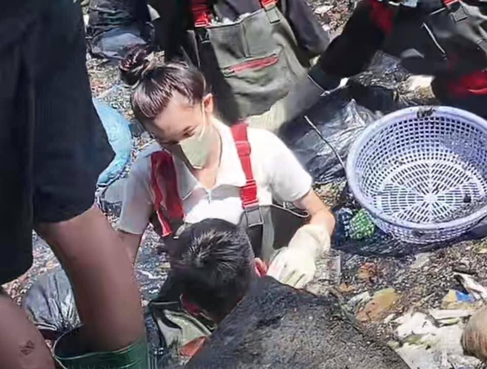 Bị chê 'làm màu', Thùy Tiên nhảy hẳn xuống 'kênh rác' để dọn rác khiến CĐM khen ngợi hết lời - ảnh 5
