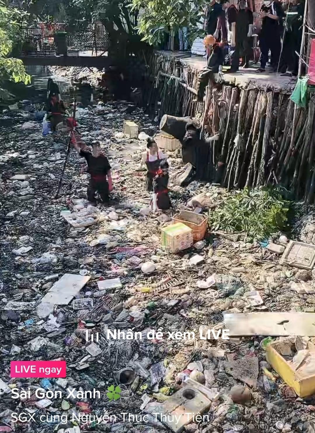 Thùy Tiên được bắt gặp tham gia làm sạch kênh rác.