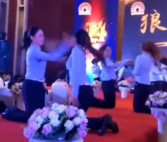Hình ảnh nhân viên ở công ty tại Trung Quốc bị buộc tát nhau khiến MXH xôn xao (Ảnh: chụp màn hình)