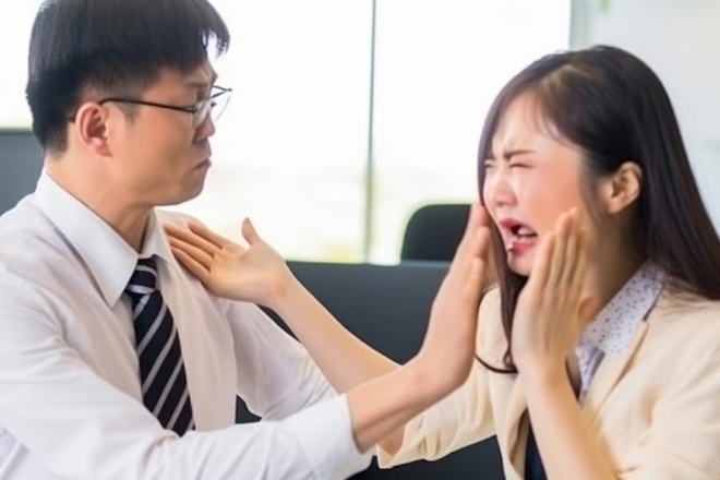 Nhân viên bị buộc tát vào mặt nhau để tạo động lực (Ảnh minh họa: Internet)