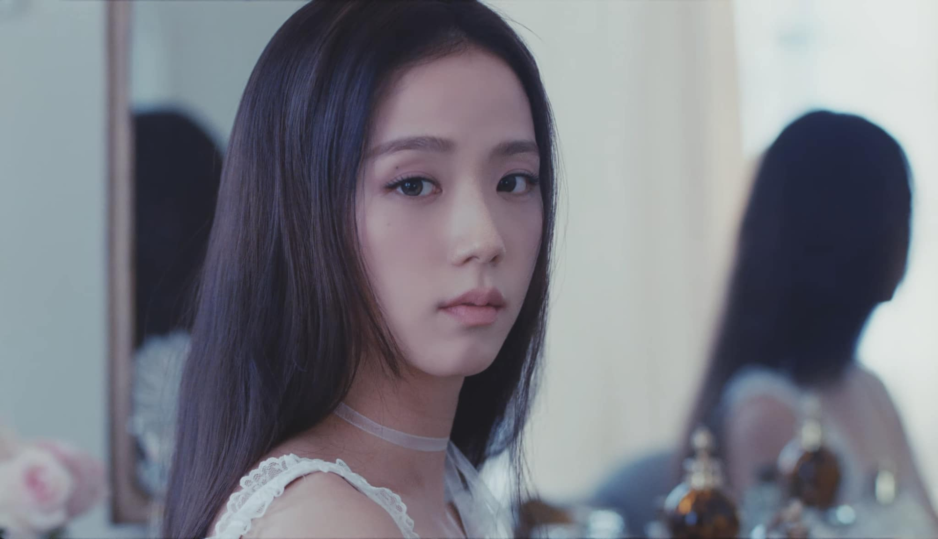 Jisoo đã cho ra mắt MV solo 'Flower'.