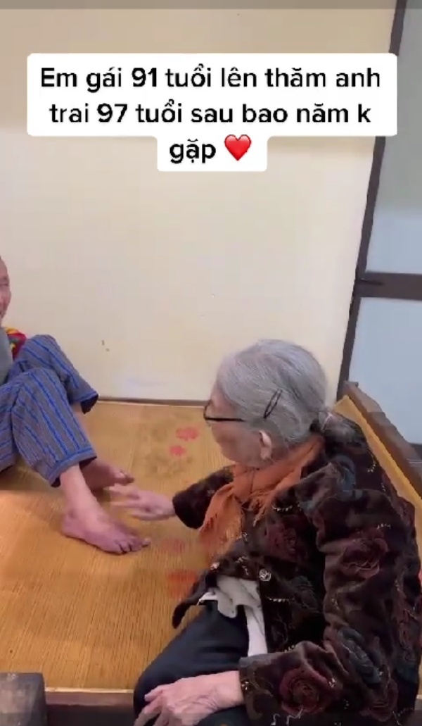 Em gái 91 tuổi vượt gần 200km thăm anh trai 97 tuổi, khoảnh khắc tương phùng đầy xúc động - ảnh 2