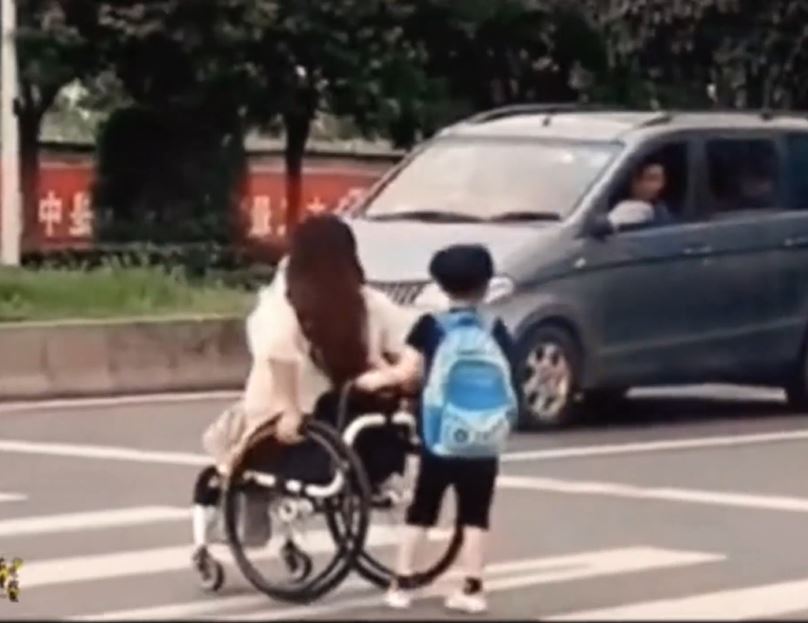 Cậu bé đẩy xe lăn đưa mẹ qua đường, cúi người 90 độ cảm ơn từng tài xế nhường đường khiến CĐM xúc động - ảnh 2