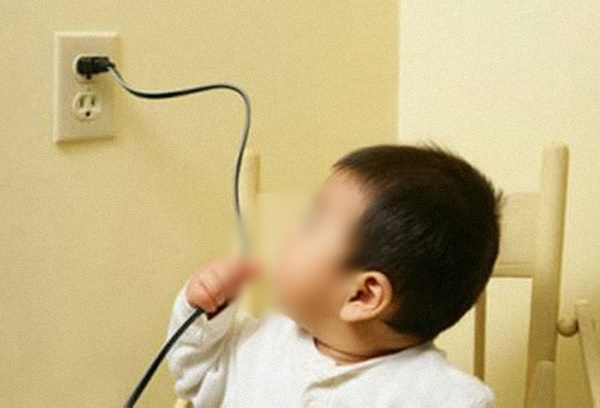 Các vật dụng liên quan đến điện xung quanh luôn tiềm tàng nguy hiểm với các em nhỏ.