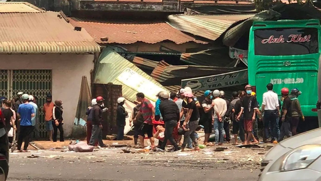 Hiện trường vụ xe giường nằm tông vào nhà dân ở Gia Lai (Ảnh: VTC News)