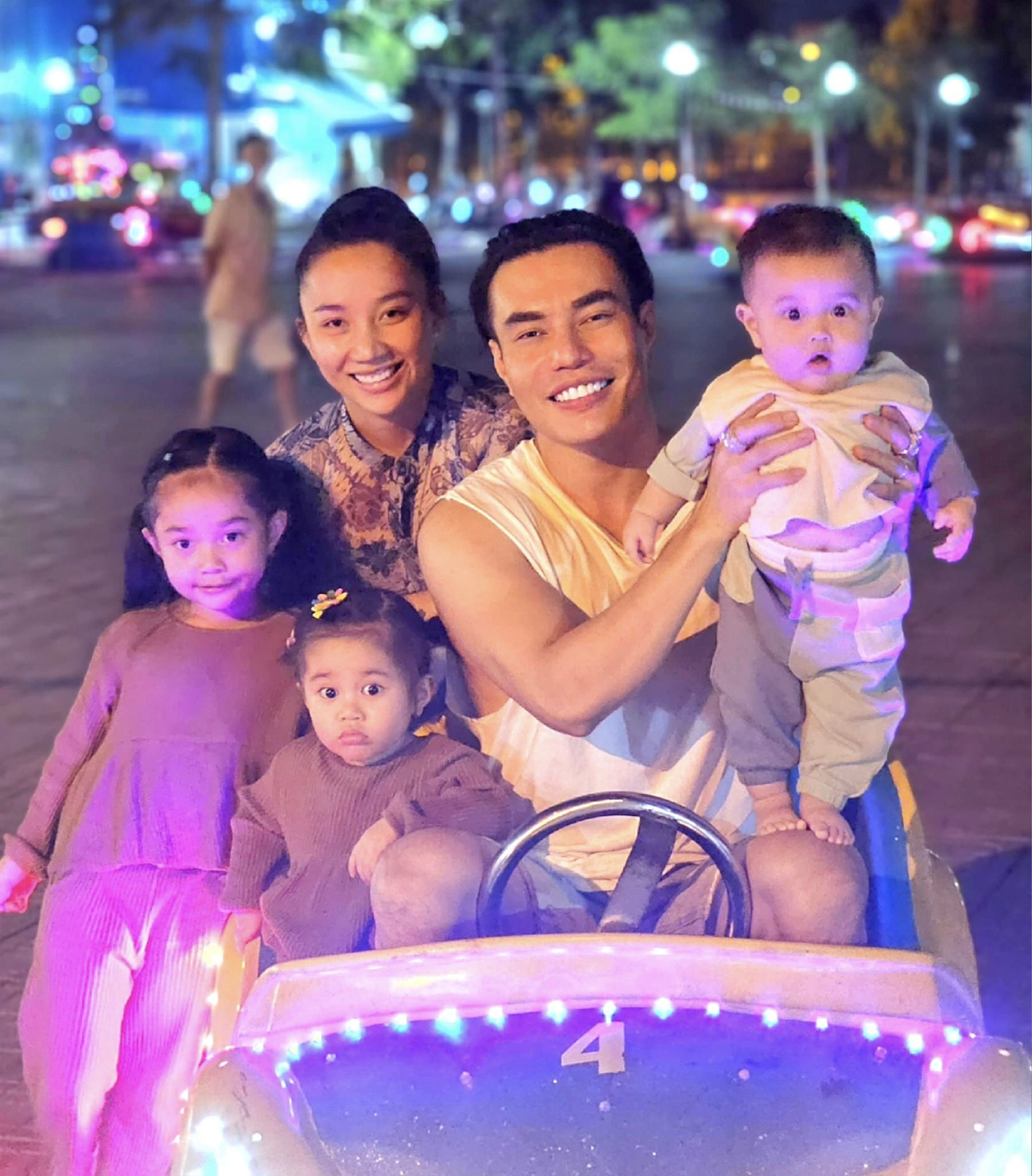 Gia đình nhỏ với 3 nhóc tì của vợ chồng Dương Lâm.