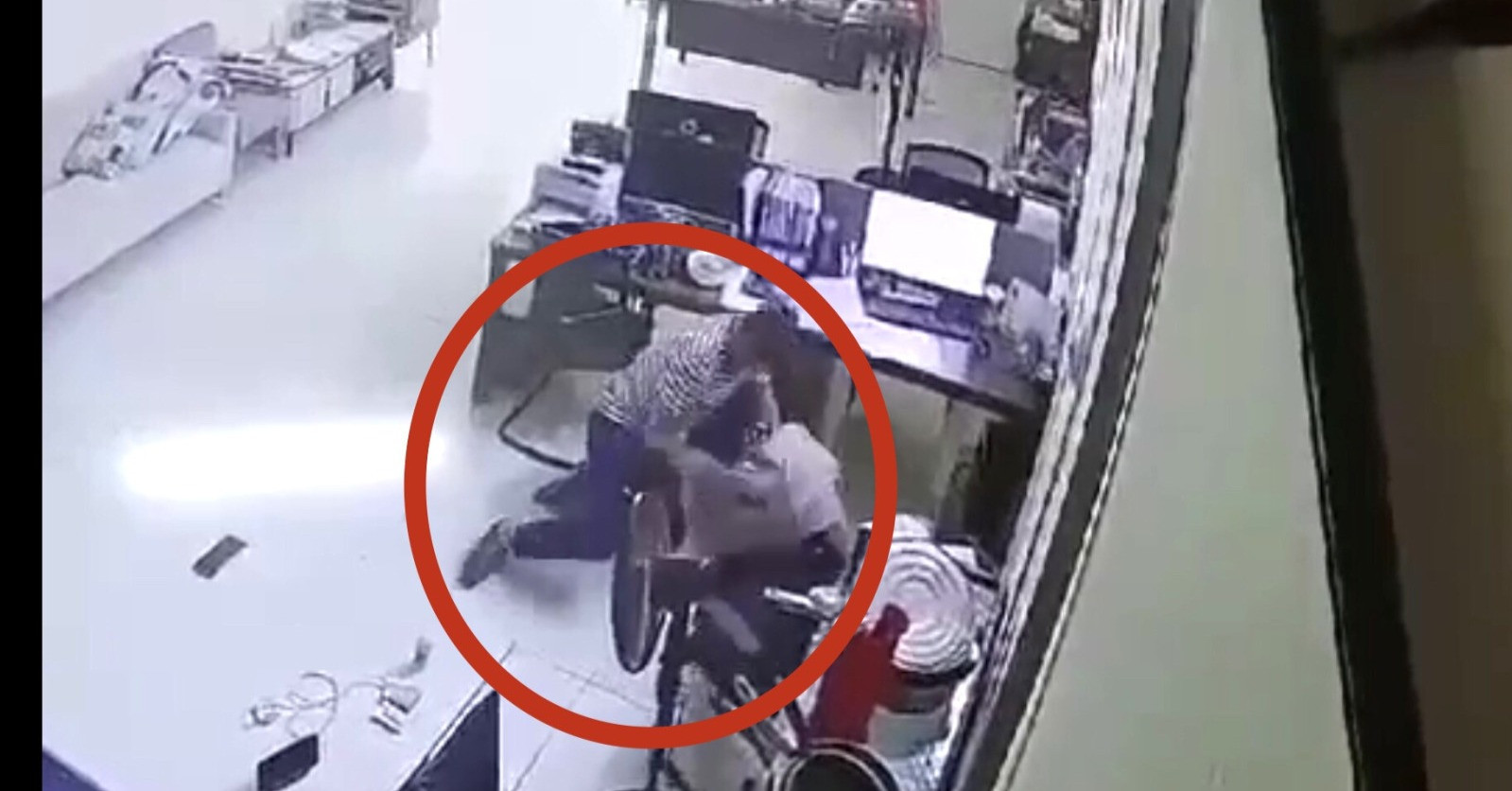 Hình ảnh từ camera cho thấy nữ kế toán bị tấn công.