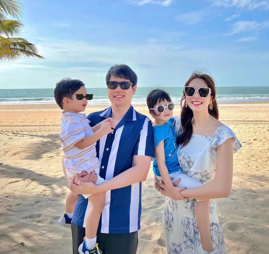 Hoa hậu Đặng Thu Thảo bên chồng và 2 con.