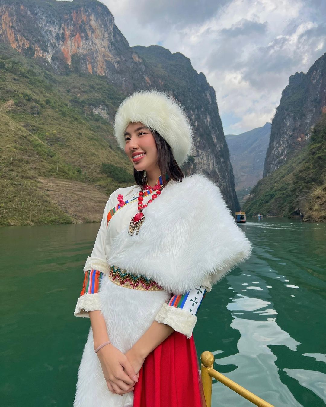 Thùy Tiên diện trang phục Mông Cổ trong chuyến đi Hà Giang.