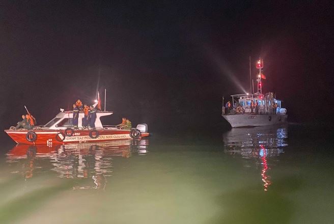 Đội cứu hộ đang nỗ lực tìm kiếm các nạn nhân trong vụ rơi trực thăng ở Quảng Ninh (Ảnh: Báo Dân trí)