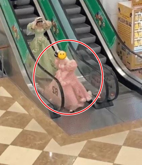 Một cô gái bị cuốn váy vào thang cuốn khi mặc váy công chúa.