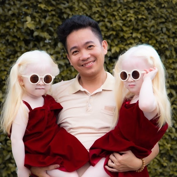 Cặp song sinh 'tóc trắng' xinh như thiên thần đổi đời sau khi làm YouTube, giúp ba mẹ mang về thu nhập lớn - ảnh 4