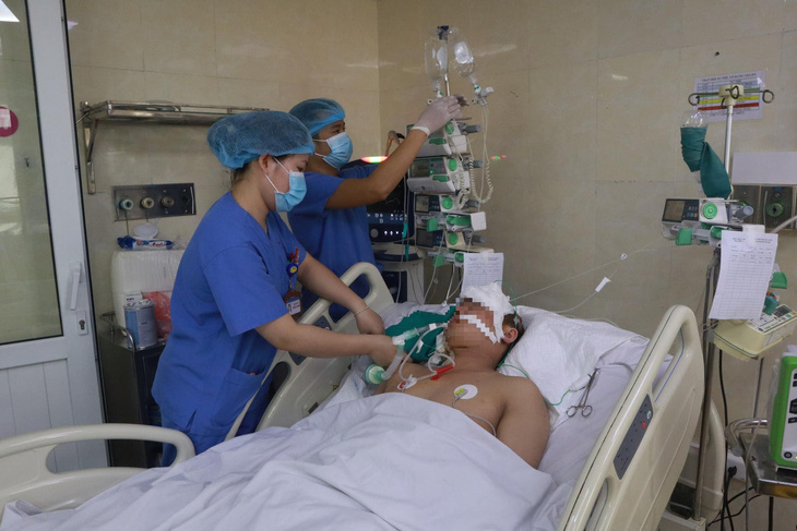 Nạn nhân vụ tai nạn liên hoàn chiều 5-4 đang được điều trị tích cực tại Bệnh viện E - Ảnh: BVCC