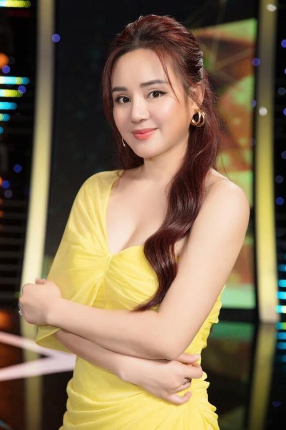 Vy Oanh là nữ ca sĩ nổi tiếng của showbiz Việt.