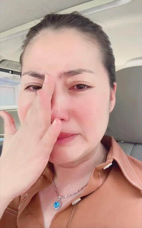 Ngọc Lan khóc nức nở trên livestream vì bức xúc vấn đề bảo hiểm.