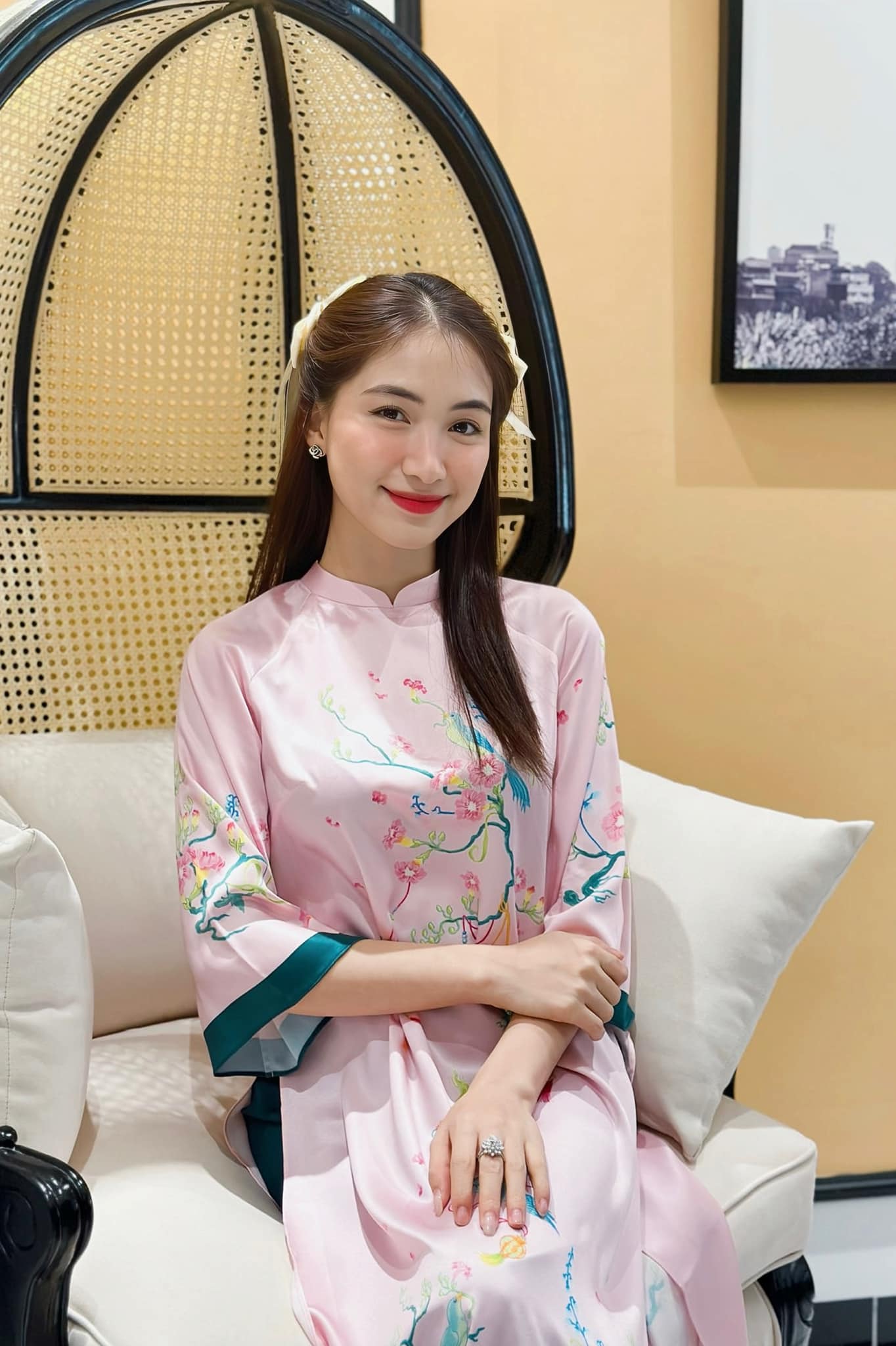 Hòa Minzy tiết lộ cô đã nhận 2 con nuôi và giúp đỡ cho một cặp vợ chồng đang gặp khó khăn.