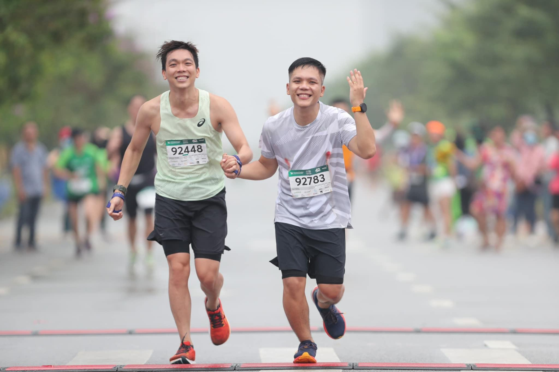 Màn cầu hôn của cặp đôi nam - nam ở vạch đích cuộc thi Marathon khiến CĐM xúc động - ảnh 3