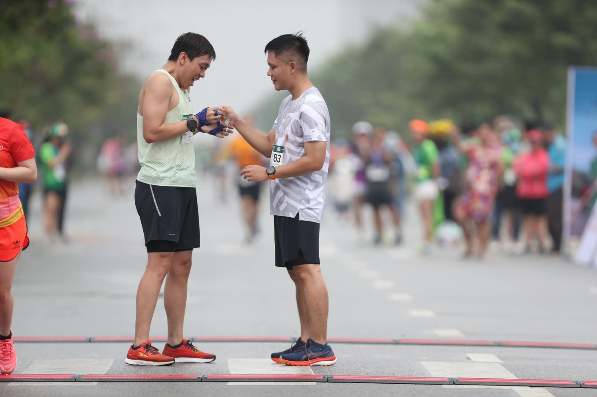 Màn cầu hôn của cặp đôi nam - nam ở vạch đích cuộc thi Marathon khiến CĐM xúc động - ảnh 1