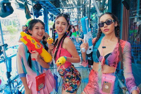 Thí sinh Hoa hậu Hòa bình Thái Lan gây tranh cãi vì mặc hở dự lễ hội té nước.