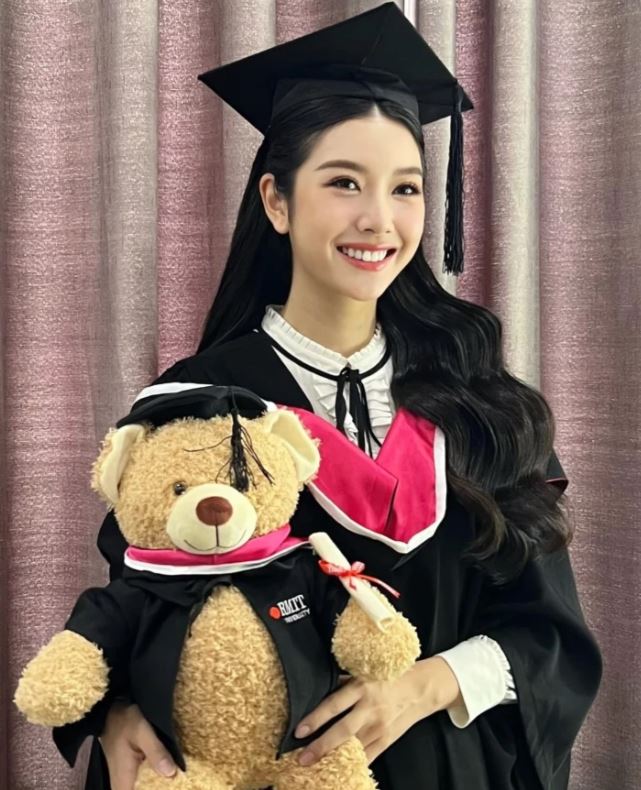 Á hậu Thúy Vân khoe ảnh tốt nghiệp ở tuổi 30.