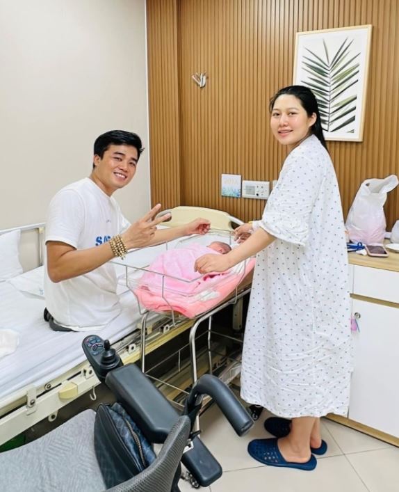 Đình Khánh và vợ vừa đón con gái đầu lòng chào đời.