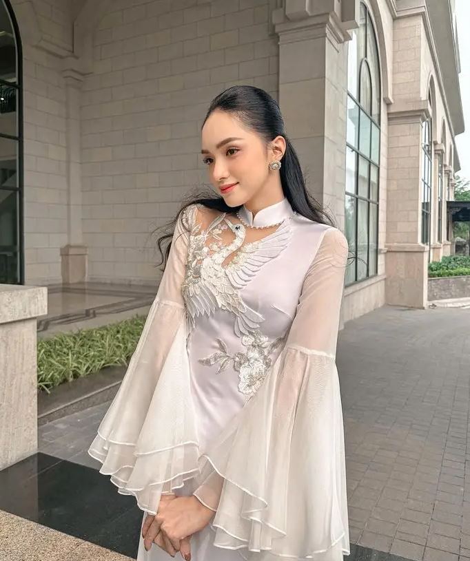 Hương Giang khoe ảnh diện áo dài hậu ồn ào về cuộc thi hoa hậu.