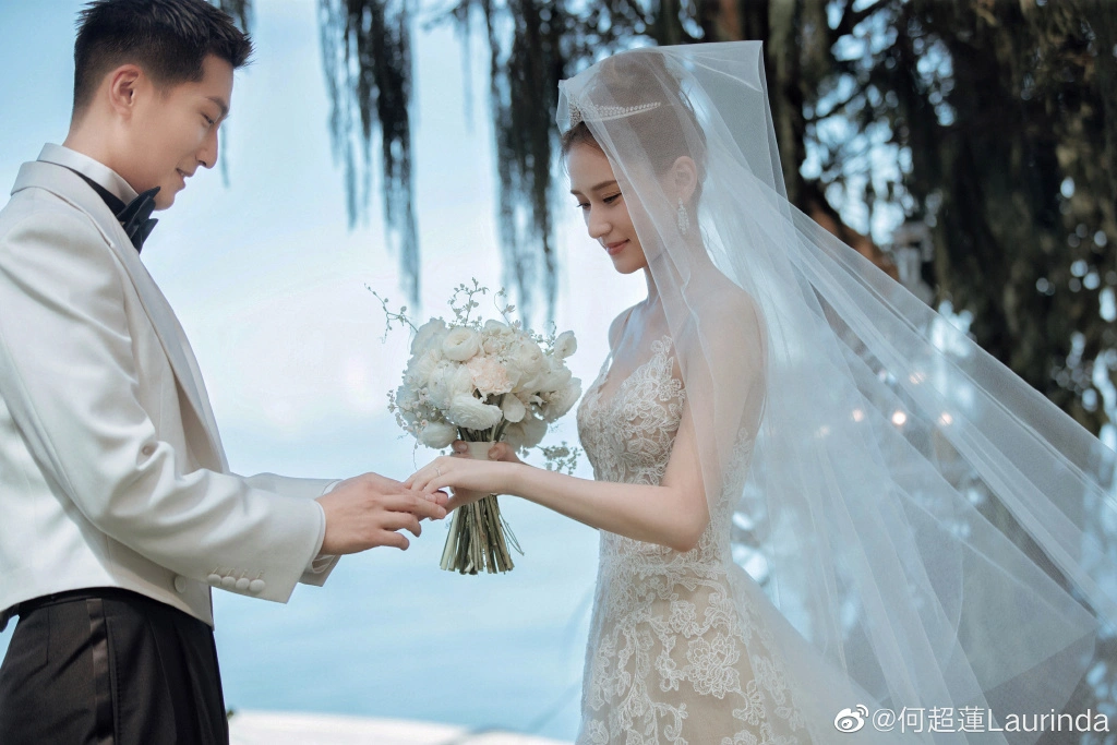 Cô dâu diện váy cưới 3 tỷ đồng, cùng chú rể trao nhẫn trong hôn lễ.