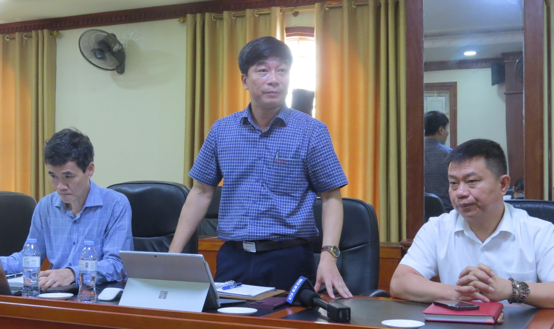 Ông Phạm Xuân Chung, Hiệu trưởng Trường THPT chuyên - Đại học Vinh giải thích việc không chuyển lớp.
