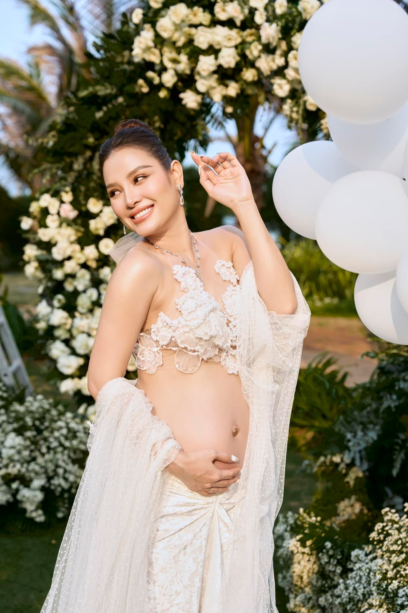 Phương Trinh Jolie mang thai 7 tháng vẫn diện đầm cưới độc lạ khoe trọn bụng bầu - ảnh 2