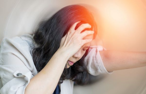 Cơn đau đầu có thể là triệu chứng ban đầu của đột quỵ (Ảnh minh họa)