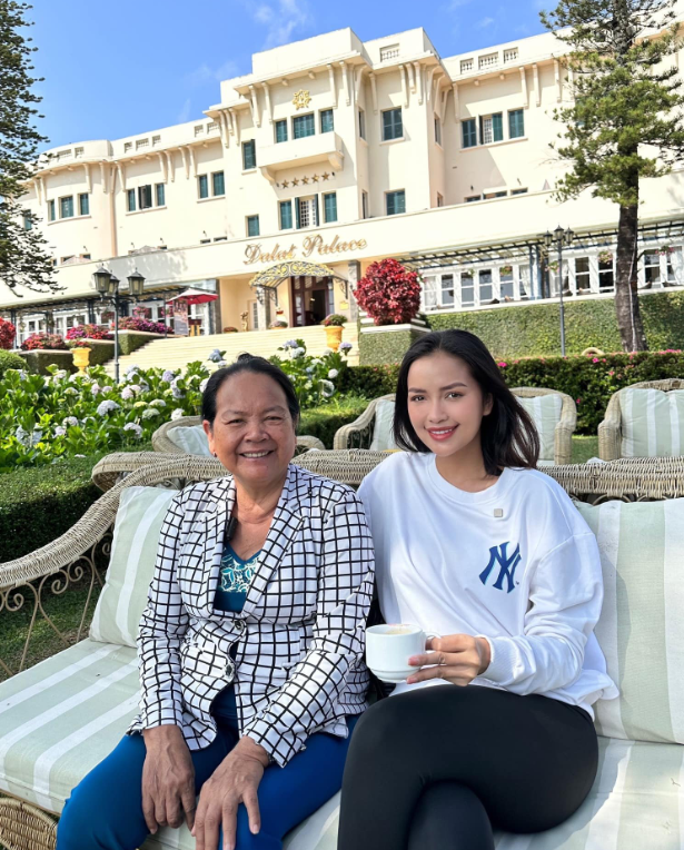 Hoa hậu Ngọc Châu có chuyến du lịch cùng mẹ.