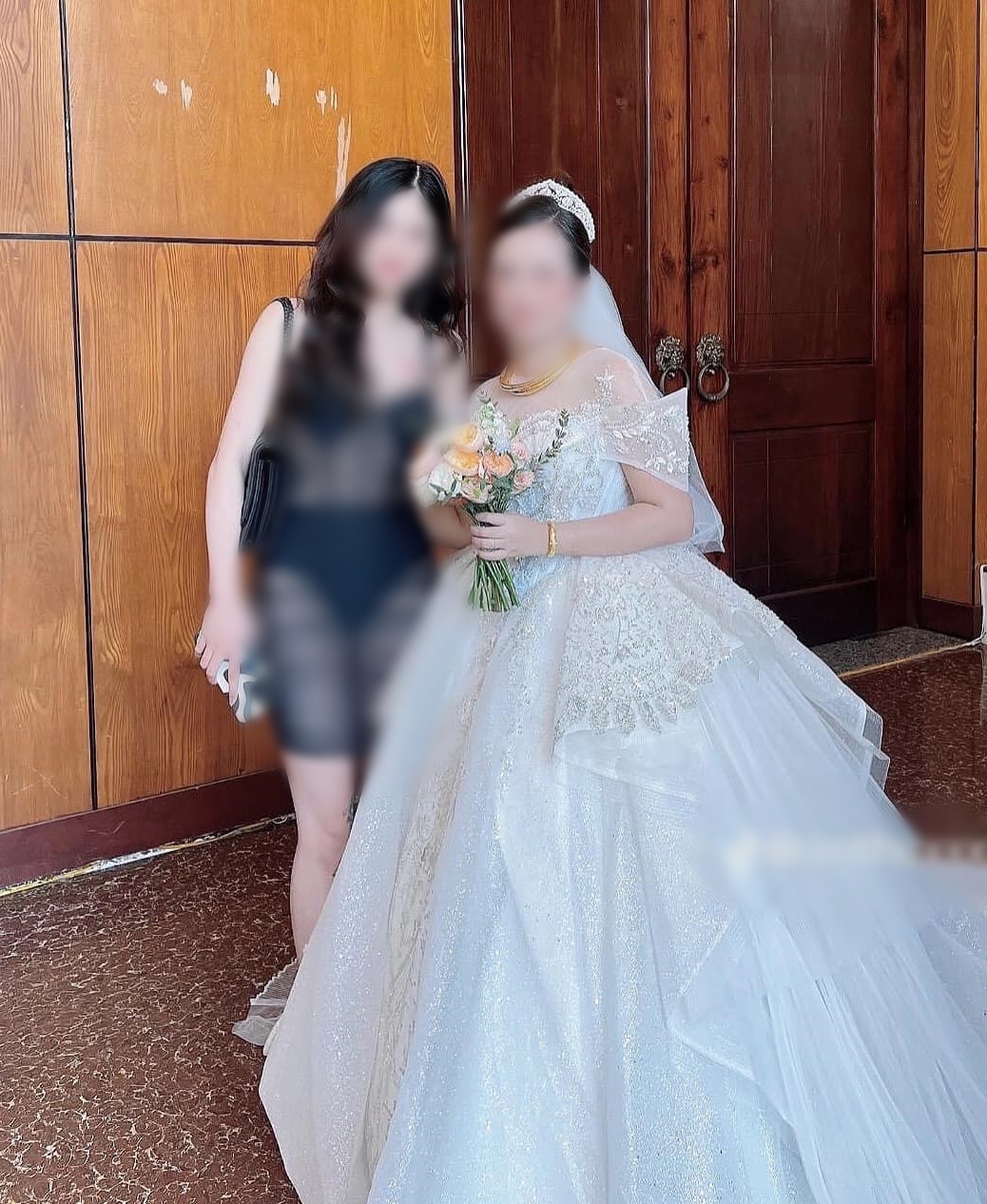Cô gái được cho là chiếm spotlight khi diện đầm 'xuyên thấu' đến đám cưới.