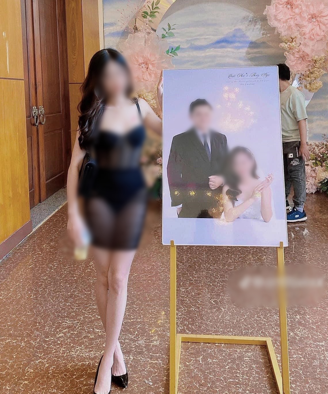 Bức ảnh khiến netizen tranh cãi về trang phục đi ăn cưới của cô gái.