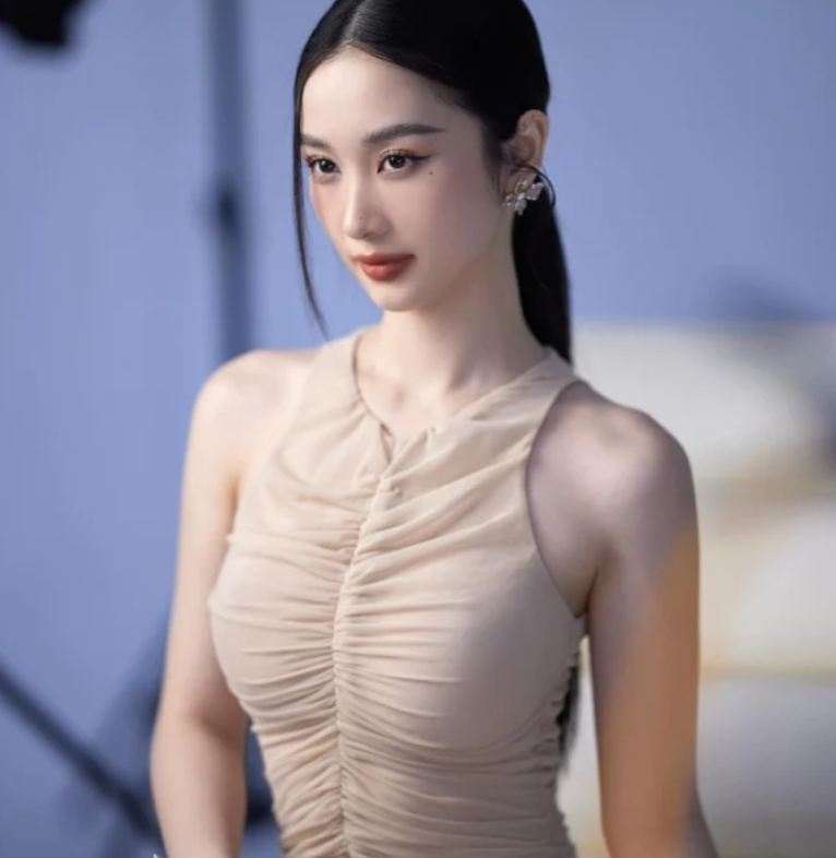 Nhan sắc xinh đẹp của Jun Vũ qua loạt ảnh hậu trường buổi chụp hình khiến khán giả trầm trồ.