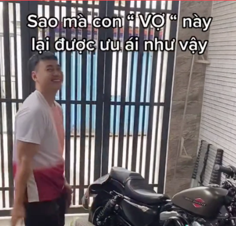Ngọc Bích đăng video hài hước 'tố' Ngọc Thuận có 'vợ mới' là một chiếc xe mô tô (Ảnh: TikTok @ntbngoc_)