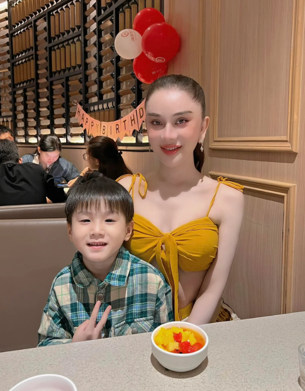 Lâm Khánh Chi dành thời gian đưa con trai đi chơi ngày lễ.