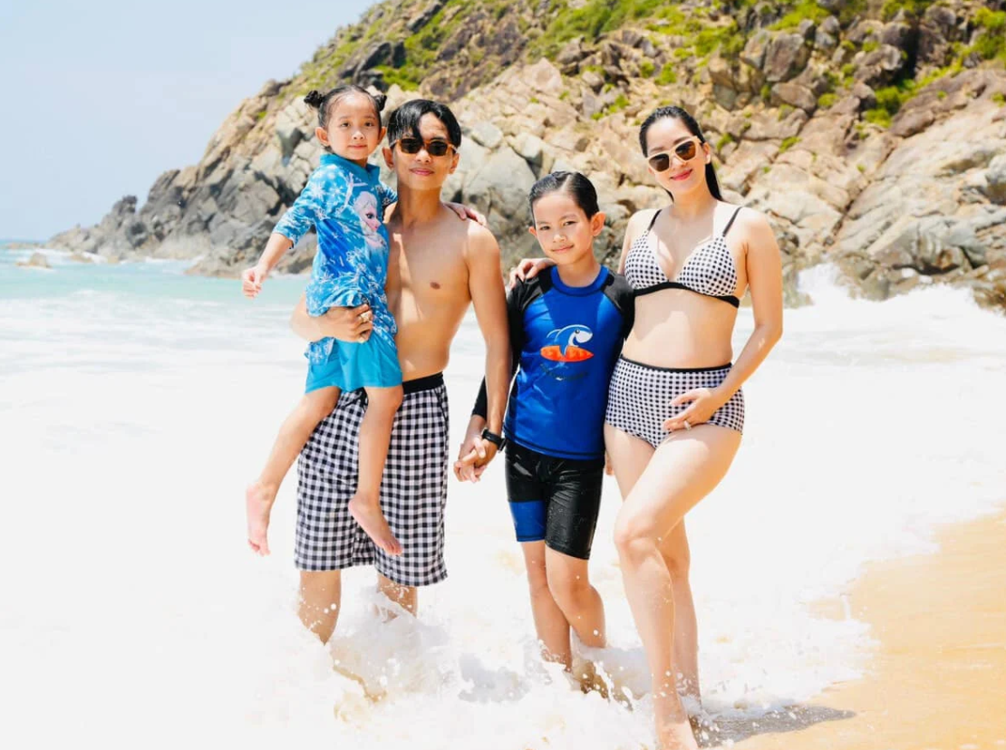 Vợ chồng Khánh Thi - Phan Hiển đưa 2 con đi du lịch biển. Nhan sắc của Khánh Thi khi mang bầu lần 3 được nhiều khán giả khen ngợi.