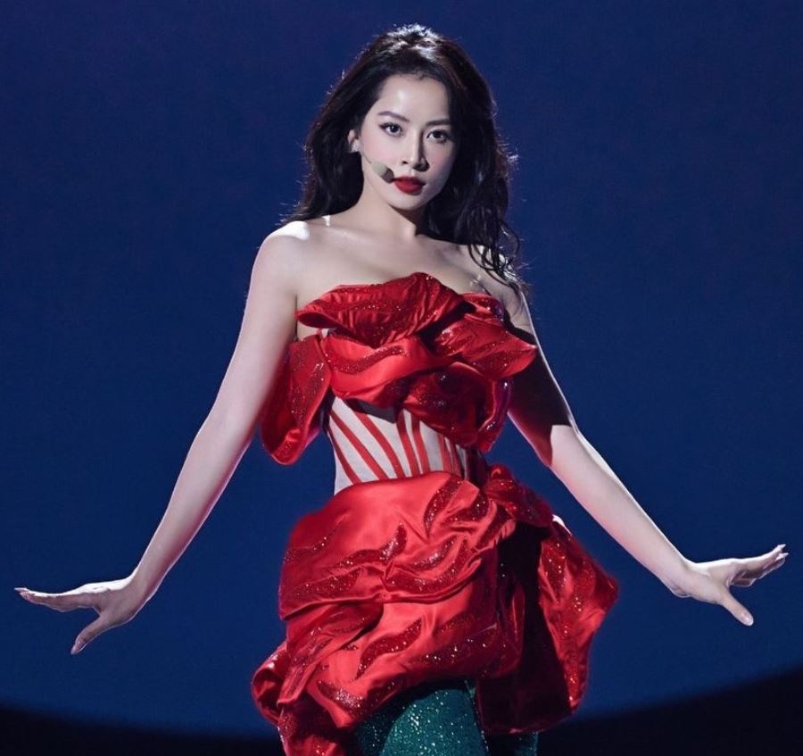 Chi Pu biểu diễn ca khúc 'Đóa hoa hồng' tại 'Tỷ tỷ đạp gió rẽ sóng'. (Ảnh: Sina)