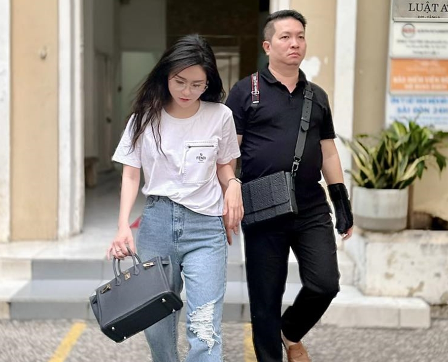 Đoàn Di Băng và chồng đến gặp luật sư khi bị tung tin đồn thất thiệt (Ảnh: FB Nguyễn Quốc Vũ).