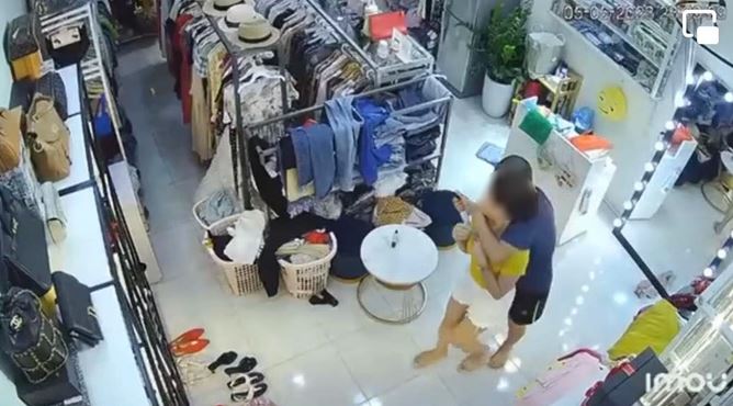 Camera ghi lại cảnh chị H. bị đối tượng Cương tấn công trong shop quần áo. (Ảnh từ camera)