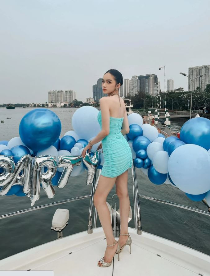 Hoa hậu Hương Giang khoe đường cong gợi cảm với đầm ôm sát khi dự tiệc trên du thuyền.
