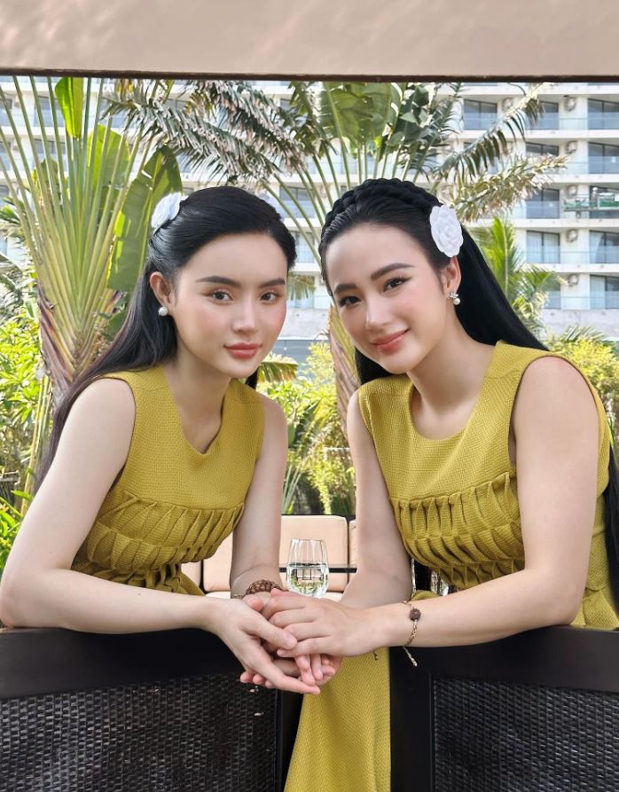 Angela Phương Trinh chụp ảnh cùng em gái ruột xinh đẹp. Hai chị em được nhận xét có nhan sắc 'một chín một mười'.