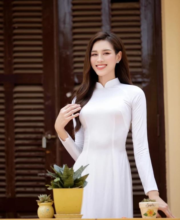 Đỗ Thị Hà xinh đẹp thướt tha với tà áo dài trắng.