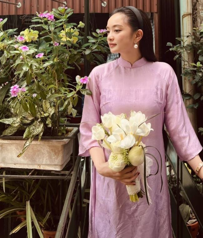 Một số sao Việt khác cũng cập nhật hình ảnh mới. Kaity Nguyễn xinh đẹp như thiếu nữ xưa khi diện áo dài cổ điển.