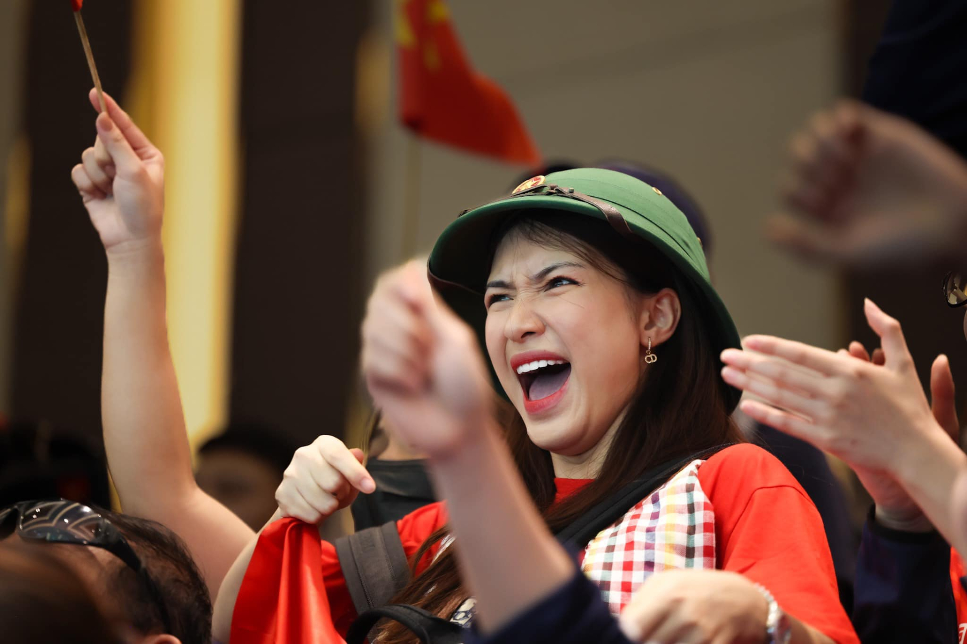 Hòa Minzy cổ vũ đội tuyển Việt Nam tại SEA Games.