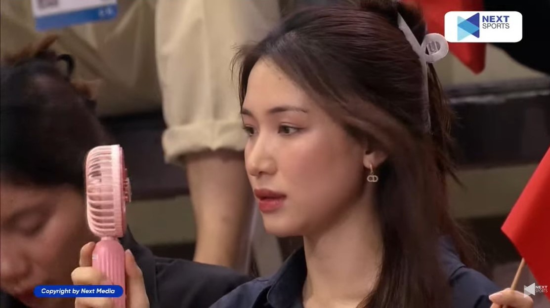 Sao Việt 11/5: Hòa Minzy 'gây sốt' với visual trên khán đài cổ vũ, Diệp Bảo Ngọc - Thanh Thức tình tứ trong hậu trường - ảnh 2