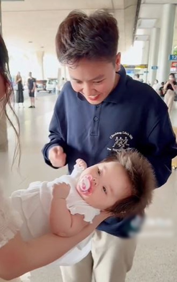 Múi Xù đưa con gái về Việt Nam, Bi Bảo xúc động khi lần đầu bế con - ảnh 1