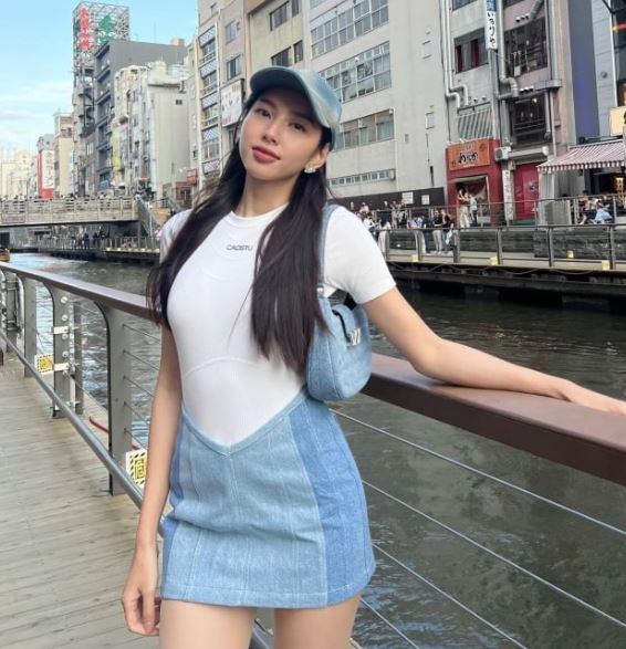 Hoa hậu Thuỳ Tiên diện đồ trẻ trung đi dạo trên đường phố Nhật Bản.