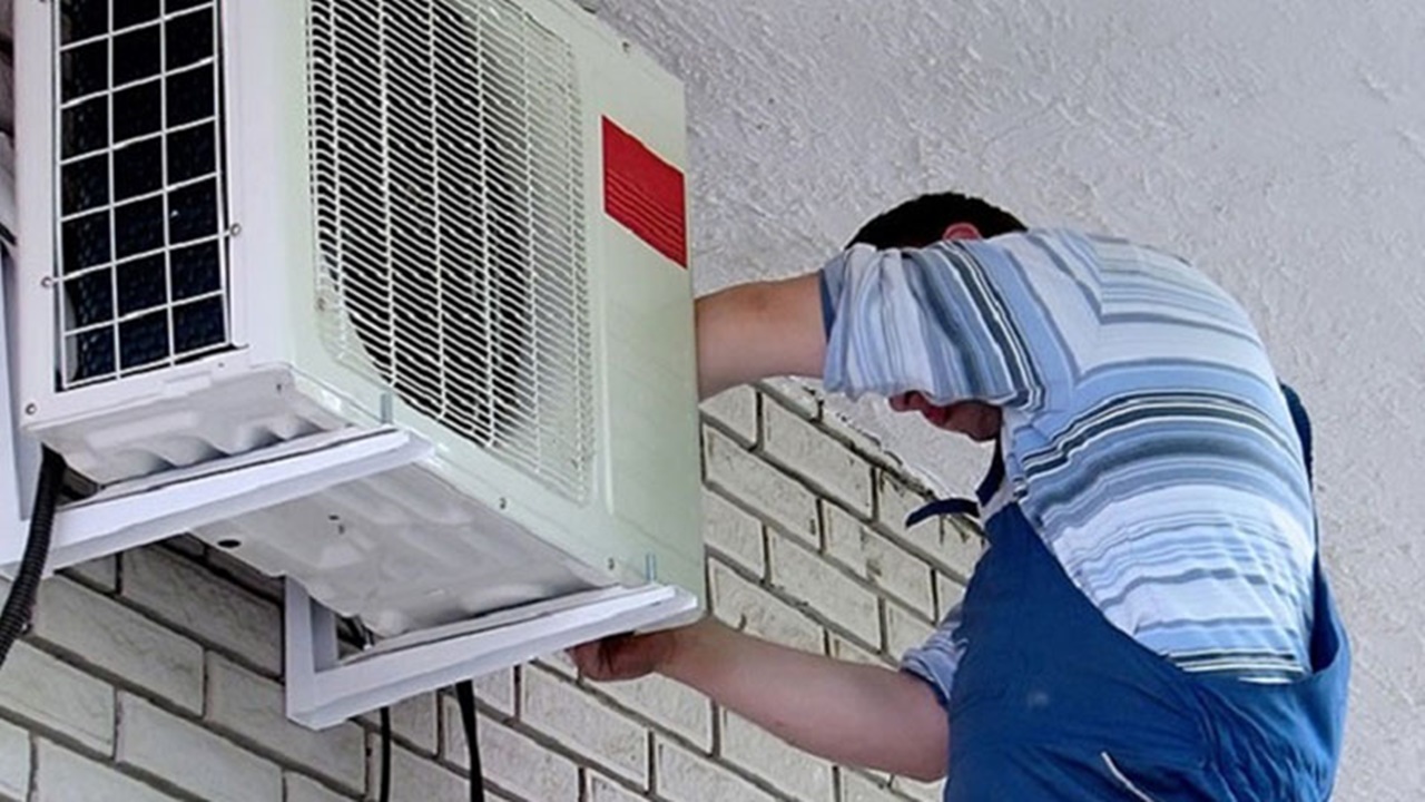 Bạn hoàn toàn có thể tự vệ sinh máy lạnh tại nhà (Ảnh minh họa)